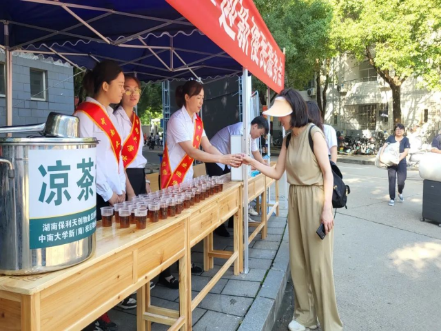 湖南保安服務(wù),墻外高空清洗服務(wù),湖南保利天創(chuàng)物業(yè)發(fā)展有限公司 湖南保安服務(wù),墻外高空清洗服務(wù),湖南保利天創(chuàng)物業(yè)發(fā)展有限公司