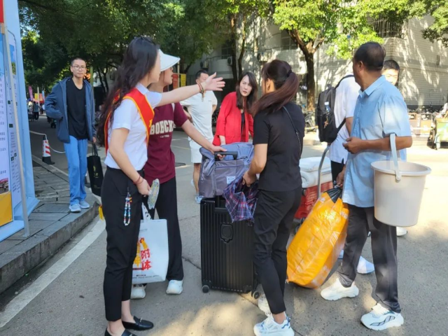 湖南保安服務(wù),墻外高空清洗服務(wù),湖南保利天創(chuàng)物業(yè)發(fā)展有限公司 湖南保安服務(wù),墻外高空清洗服務(wù),湖南保利天創(chuàng)物業(yè)發(fā)展有限公司
