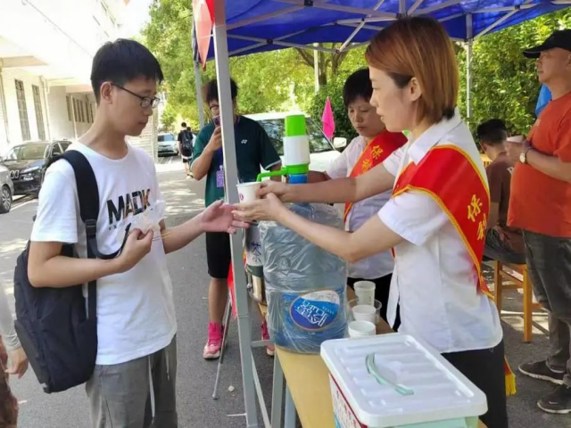 湖南保安服務(wù),墻外高空清洗服務(wù),湖南保利天創(chuàng)物業(yè)發(fā)展有限公司 湖南保安服務(wù),墻外高空清洗服務(wù),湖南保利天創(chuàng)物業(yè)發(fā)展有限公司