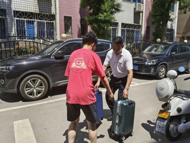 湖南保安服務(wù),墻外高空清洗服務(wù),湖南保利天創(chuàng)物業(yè)發(fā)展有限公司 湖南保安服務(wù),墻外高空清洗服務(wù),湖南保利天創(chuàng)物業(yè)發(fā)展有限公司
