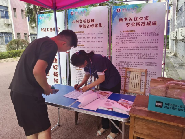 湖南保安服務(wù),墻外高空清洗服務(wù),湖南保利天創(chuàng)物業(yè)發(fā)展有限公司 湖南保安服務(wù),墻外高空清洗服務(wù),湖南保利天創(chuàng)物業(yè)發(fā)展有限公司