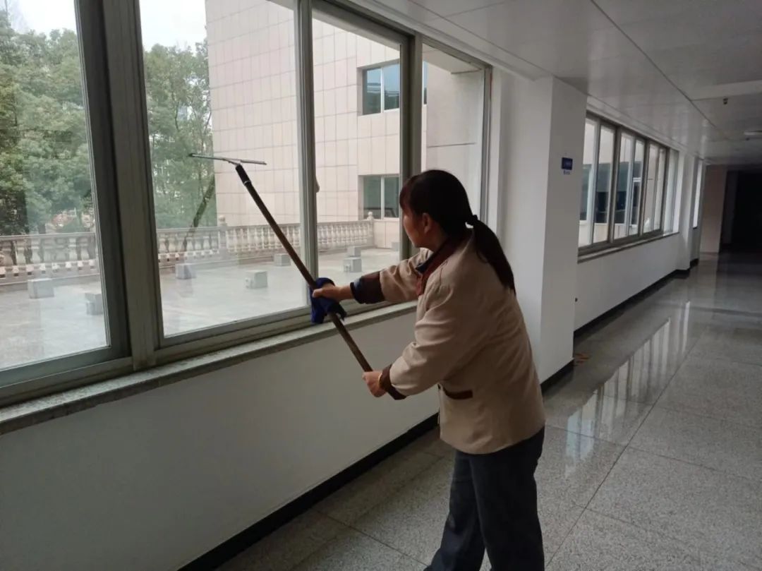 湖南保安服務,墻外高空清洗服務,湖南保利天創(chuàng)物業(yè)發(fā)展有限公司