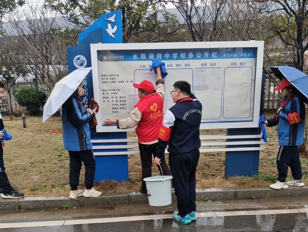 湖南保安服務(wù),墻外高空清洗服務(wù),湖南保利天創(chuàng)物業(yè)發(fā)展有限公司