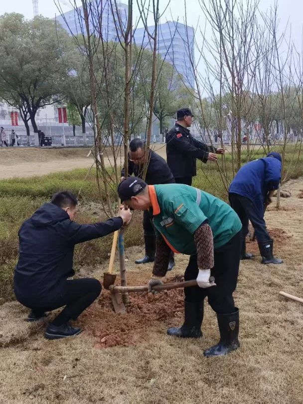 湖南保安服務(wù),墻外高空清洗服務(wù),湖南保利天創(chuàng)物業(yè)發(fā)展有限公司